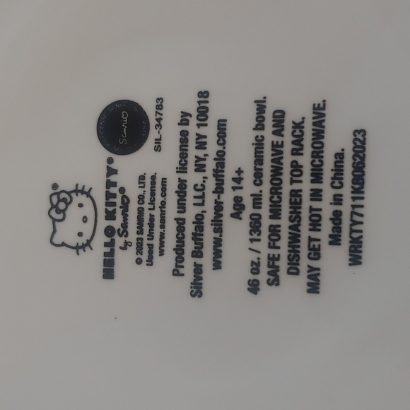 š²Price Dropā!$40 for 4 Hello Kitty Christmas Plate Bowls NEW - Picture 8 of 10